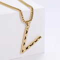Gros plan du pendentif lettre V dorée à texture bambou sur une chaîne à maillons carrés - Lettre V Dorée Pendentif Uniquement (Sans Chaîne)
