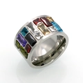 Détail macro d'une bague large en acier avec des zircons rectangulaires colorés - Acier / US 6