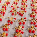 Goldene rote Beeren-Ohrstecker mit Emaille-Kirsch-Design in Musteranzeige - Rote Beere (455)