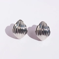 Boucles d'oreilles argentées à texture coquillage avec rainures et finition polie - Argent