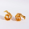 Eleganti orecchini a lobo a forma di piuma d'oro con zirconi e texture spazzolata - Oro