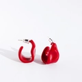 Orecchini a C a onda irregolare con smalto rosso su sfondo bianco minimalista - Stile a Forma di C Torto Irregolare / Borgogna