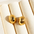 Orecchini a perno dorati a forma di fagiolo lucido in una scatola per gioielli - Stile Specchio Onda d'Oro