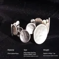 Brazalete abierto ajustable plata mate con textura martillada a mano y discos circulares - Bangle