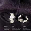 Pendientes de aro en C de latón plateado con una textura martillada irregular - Pendientes