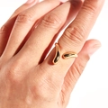 Anello aperto a goccia dorato minimalista con design scultoreo organico lucido - Aperto Regolabile / Oro