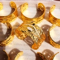 Breites goldenes Armband mit handgefertigter Hammerschlagstruktur und Cut-Out-Design - Gold Gehämmertes Hohlstil (1036)