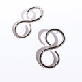 Minimalistische silberne geometrische 8-Form Ohrstecker mit poliertem Metall-Finish - Weißgold