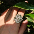 Anello con grappolo di fiori in argento dal design botanico traforato e largo - Oro Bianco