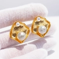 Irregular hammered gold earrings with elegant white pearls in a retro geometric design - Gold
