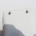 Orecchini a perno con perle grigio metallizzato lucido su supporto per gioielli - Orecchini a Bottone Base Argento 4mm