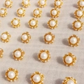 Pendientes de perlas vintage francesas doradas con textura trenzada y perlas pequeñas - Pendientes de Botón de Perlas Grandes Con Borde Dorado Trenzado