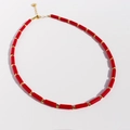 Collier perles vintage composé de perles cylindriques rouges et détails dorés fins - Rouge