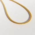 Elegante collana di perle dorate con finitura lucida e perle tonde in set moderno - Collana a Sfere 4mm