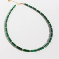 Collier de perles cylindriques vertes style malachite avec intercalaires dorés polis - Vert