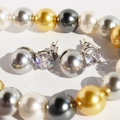 Orecchini asimmetrici in argento con perla grigia e pietre di zircone rotonde - Orecchini a Bottone Perla Grigia Zirconia (907)