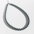 Elegante collana di perle nere rotonde di Tahiti con chiusura a moschettone in argento. - Stile Medio