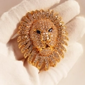 Prachtige vergulde leeuwenkop broche volledig ingelegd met witte fonkelende kristallen - Volledige Zirkonia Goud Leeuwenkop Stijl (90)
