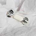 Silberne Brosche in Bonbonform mit Emaille-Finish und minimalistischer weißer Mitte - Silber