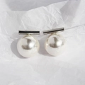 Pendientes de barra de plata con grandes perlas blancas sobre elegante fondo blanco - Estilo de Perla de Barra Equilibrada (662)