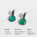 Orecchini a perno argentati con pietra rotonda in vetro verde smeraldo e perno in argento 925 - Orecchini Placcati Platino