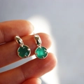 Orecchini in argento con pietre verde smeraldo sfaccettate e castone a quattro griffe - Orecchini d'argento