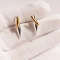 Orecchini a perno bicolore oro e argento con un elegante design a mandrino aerodinamico - Bicolore Oro e Argento