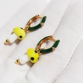 Orecchini a cerchio in smalto verde con ciondoli a forma di fungo giallo a pois - Smalto Verde + Giallo