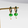 Orecchini a cerchio a fungo verde con pois bianchi e dettagli dorati - Smalto Verde + Verde