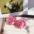 Handgefertigte rosa Satin-Rosenohrringe mit 3D-Blütenblättern auf einem Schmucktablett - Rosa (Paar)