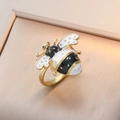 Anello ape dorato regolabile con ali in smalto bianco e nero su sfondo metallico - Nero & Bianco
