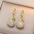 Goldene Apfel-Ohrringe mit Kristallen und grünen Blättern auf champagnerfarbenem Samt - Pave Zirkonia Apfel Ohrringe(E0507-1)