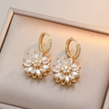 Gouden bloem oorringen met marquise-geslepen zirkoon op een champagne satijnen doos - Roterende Oorbellen (E1001)