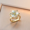 Eleganter Goldring mit Blume aus blau-weißem Emaille und funkelndem gelbem Zirkon - Ring - Blau Weiß