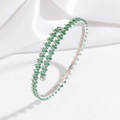 Détail du bracelet argenté avec cristaux verts carrés posé sur un tissu en soie blanche - Base Argent Zirconia Vert Émeraude Carré (TT0255)