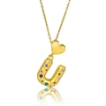 Détail d'un pendentif cœur doré et lettre U sertie de pierres colorées sur une chaîne - Style Lettre U (X4047 U)