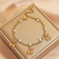 Elegante pulsera de doble capa de acero de titanio dorado con dijes de cereza y perlas - Estilo de Dije de Cereza y Perla de Cadena Fina (TT0350) / Dorado