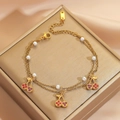 Pulsera dorada de doble capa con perlas y dijes de cereza con brillantes sobre seda - Estilo de Cereza y Perla de Doble Capa (TT0306) / Dorado