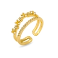 Dettaglio dell'anello regolabile dorato a doppio strato con fiori bianchi e zirconi - Stile Strass Fiore a Doppio Strato (J0846)
