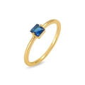 Dettaglio dello zircone blu taglio quadrato su un anello a fiore placcato oro minimalista - Stile pietra preziosa blu quadrata (J0827)