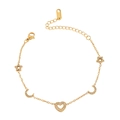 Vue détaillée du bracelet en acier inoxydable doré avec breloques étoile, lune et cœur - Bracelet Style Cœur, Étoile et Lune (TT0731)