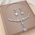 Elegante set van zirkonia tulpenketting en druppeloorbellen op een leren display - Tulip Zirkonia Ketting Oorbellen Set (PJ--145)