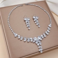 Set gioielli farfalla in zircone con collana e orecchini pendenti su espositore dorato - Collana E Orecchino a Farfalla (PJ---139)