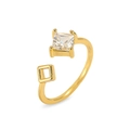 Dettaglio dell'anello regolabile dorato con zircone quadrato e motivo geometrico - Stile Traforato con Gemma Quadrata (J1145)