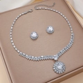 Schitterende zirkonia zonnebloem sieradenset met ketting en oorbellen op leer display - Zonnebloem Sieradenset (PJ--178)