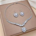 Luxuriöses Zirkon-Schmuckset mit herzförmiger Halskette und passenden Ohrringen - Herz Blumen Design Set (PJ--142)