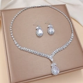 Set gioielli tulipano con collana e orecchini in zircone su sfondo di seta champagne - Set di Collana e Orecchini a Tulipano in Zirconia Argento (PJ--138)