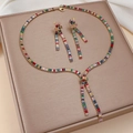 Regenbogen Zirkonia Schmuckset mit Schleifen Halskette und langen Ohrhängern in Gold - Regenbogen Halskette Ohrringe Set (PJ--96)
