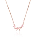 Collier nœud en or rose avec pierres en cœur rose et pendentifs zircon sur fond blanc - Collier Nœud Or Rose (X4553-3)