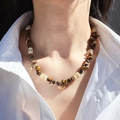 Collier en oeil de tigre avec pendentifs étoile de mer et coquillage sur chemise blanche - Collier de Perles d'Oeil de Tigre avec Étoile de Mer et Coquillage (727)